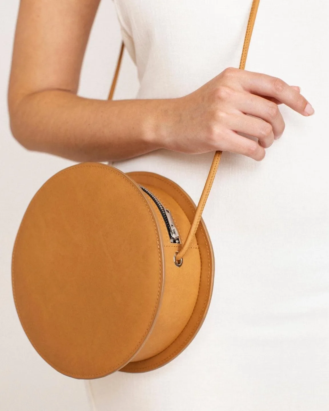Labienhecha Round Leather Crossbody Bag image indicator(7)