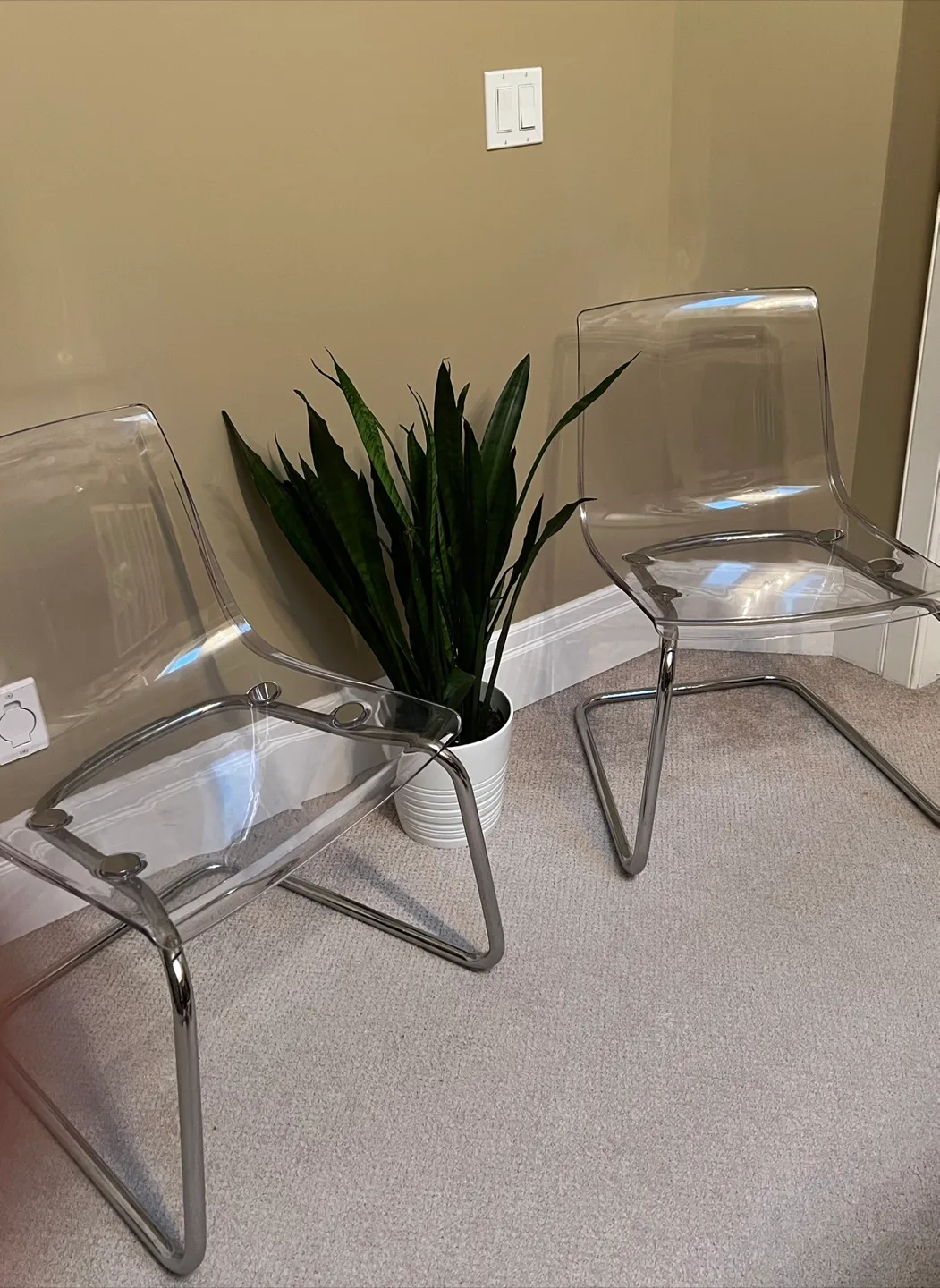 Clear Acrylic Modern Chairs thumbnail
