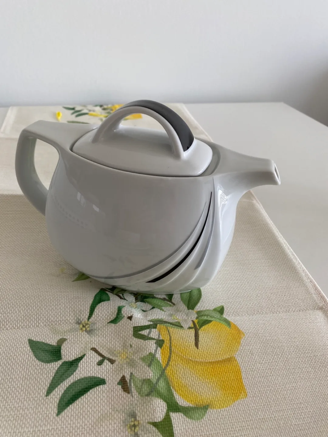 Tea Set - Teapot, Creamer, 5 Cups & Saucers image indicator(2)