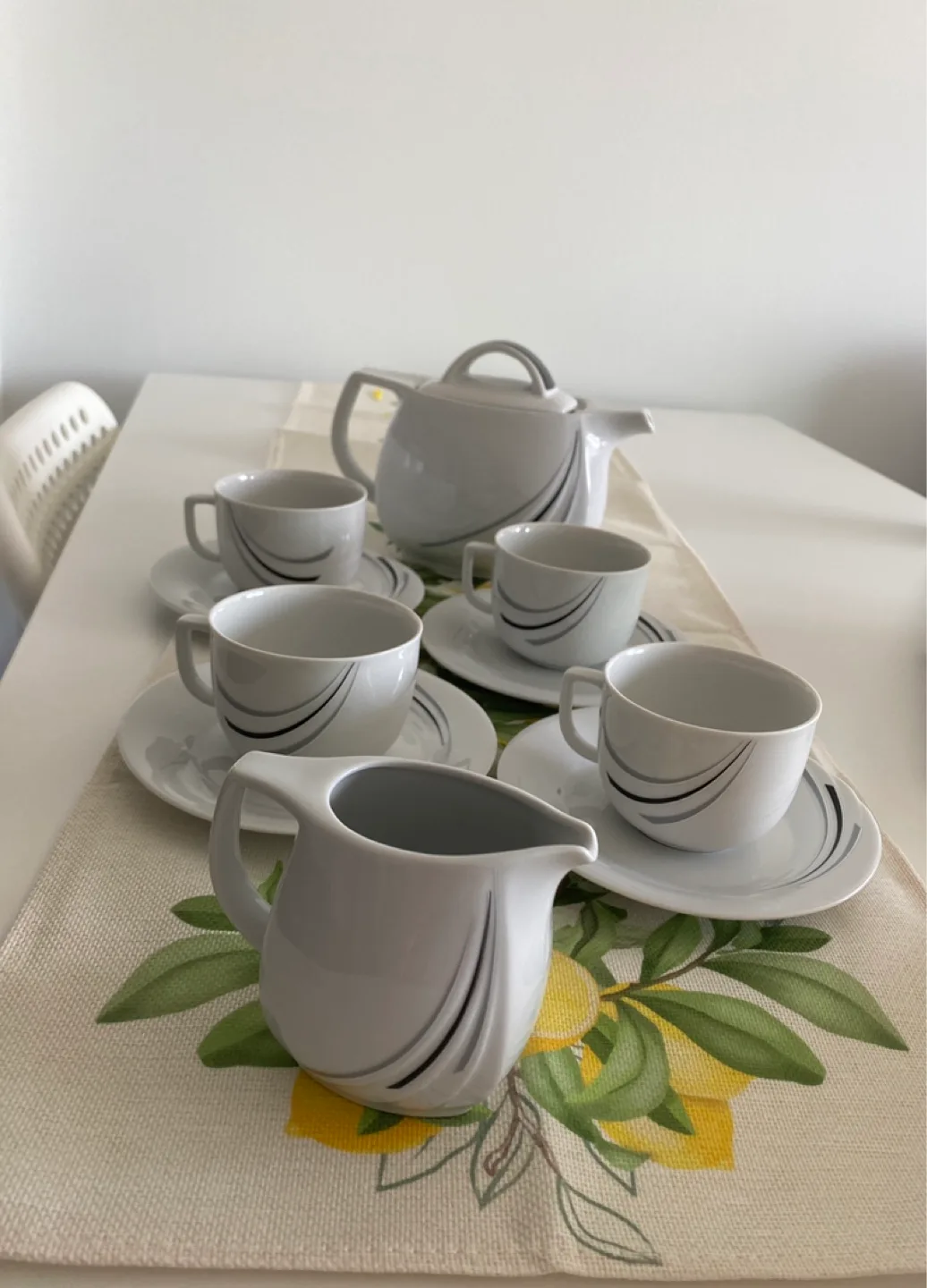Tea Set - Teapot, Creamer, 5 Cups & Saucers image indicator(3)