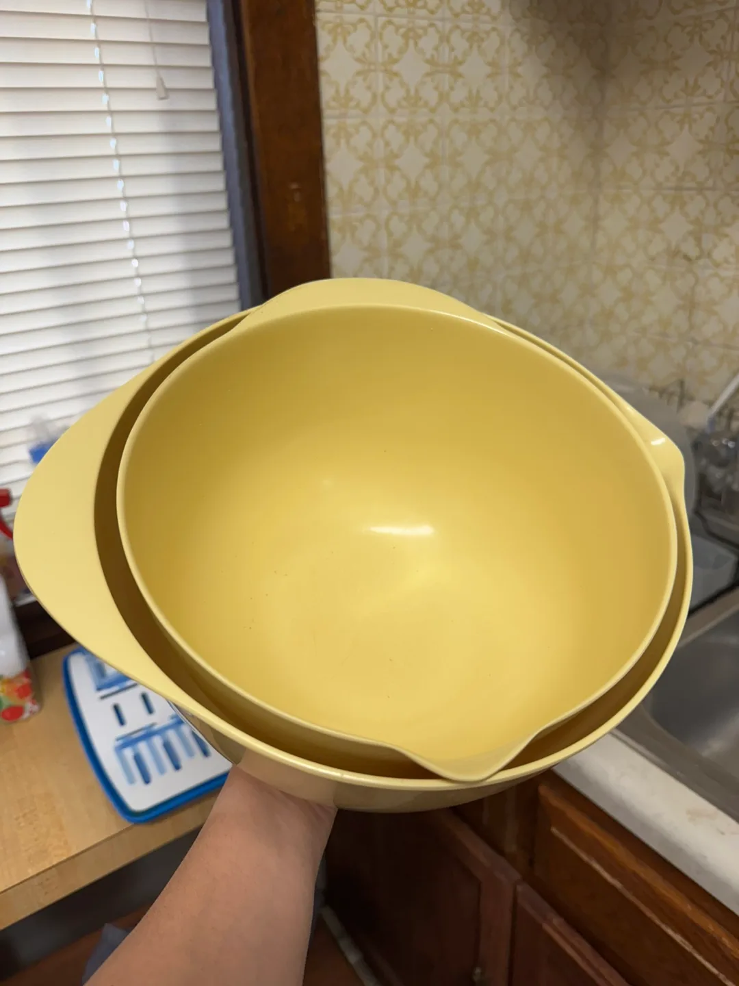 Yellow Plastic Mixing Bowls - Set of 2 🥕🥕🥕 thumbnail