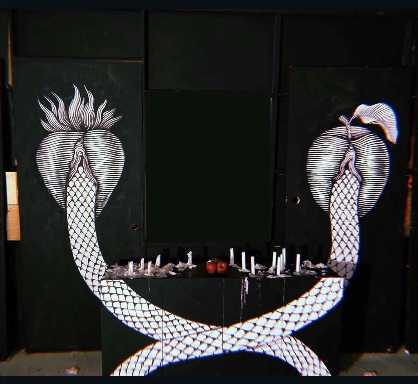 Huge Artpiece image indicator(2)