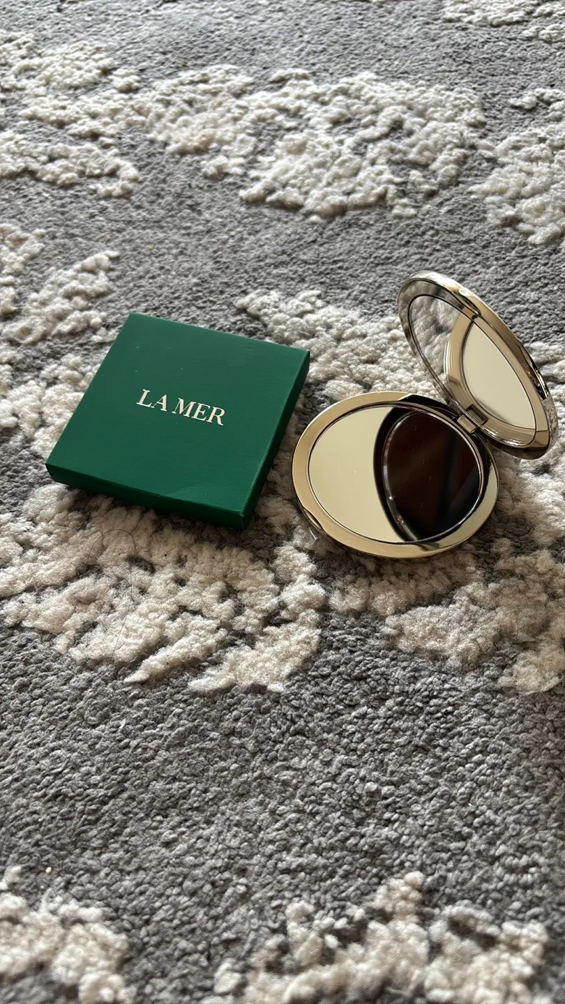 LA MER makeup mirror thumbnail