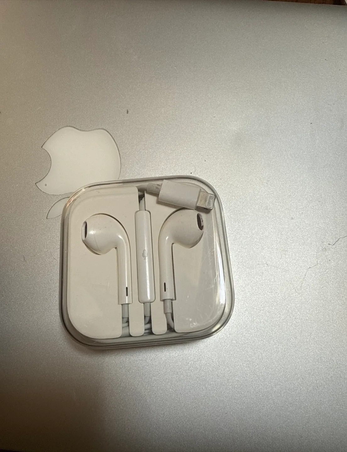 Apple iPhone 11 - Red, Like New! image indicator(4)