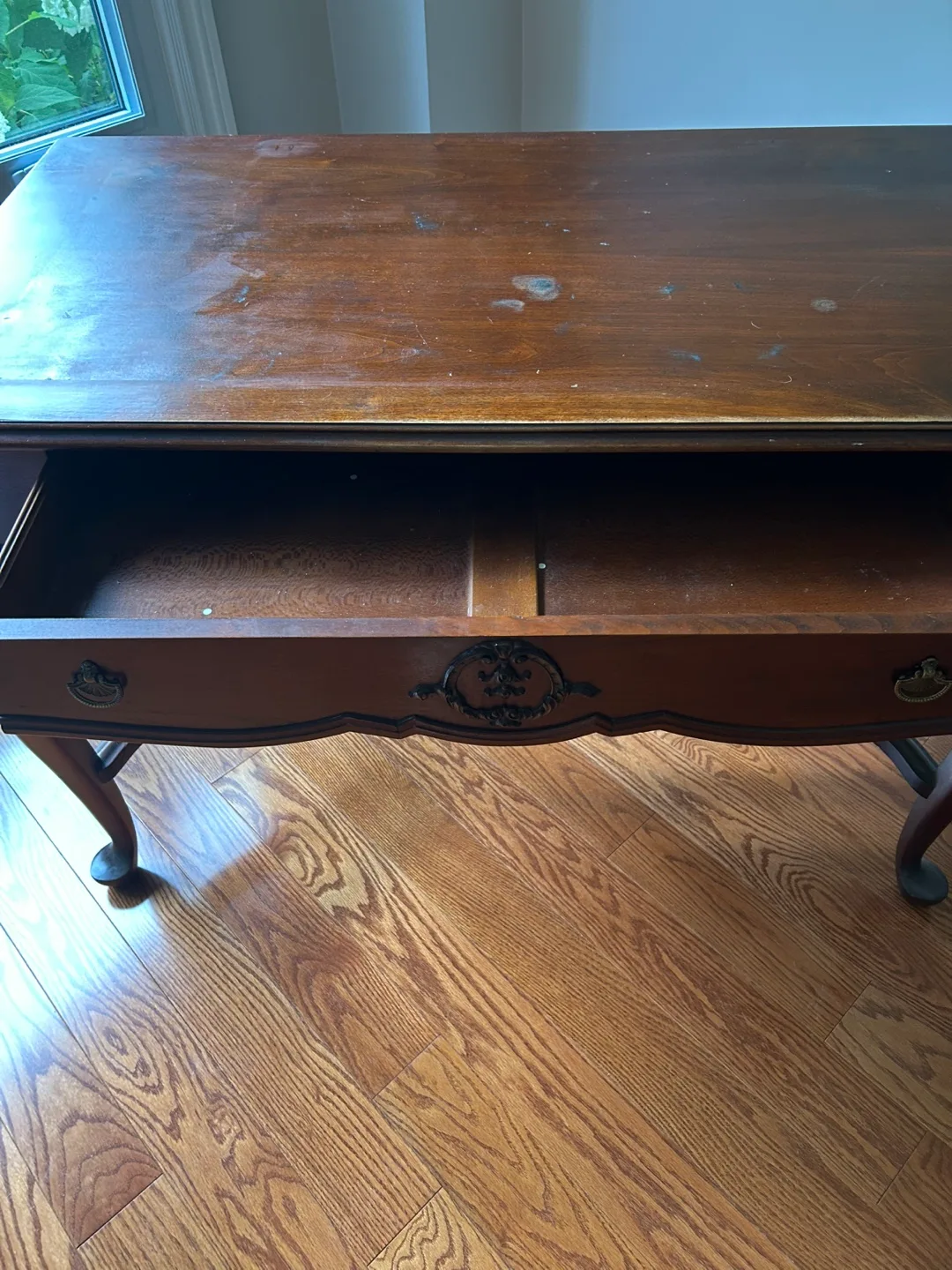 Antique Style Wooden Desk image indicator(4)