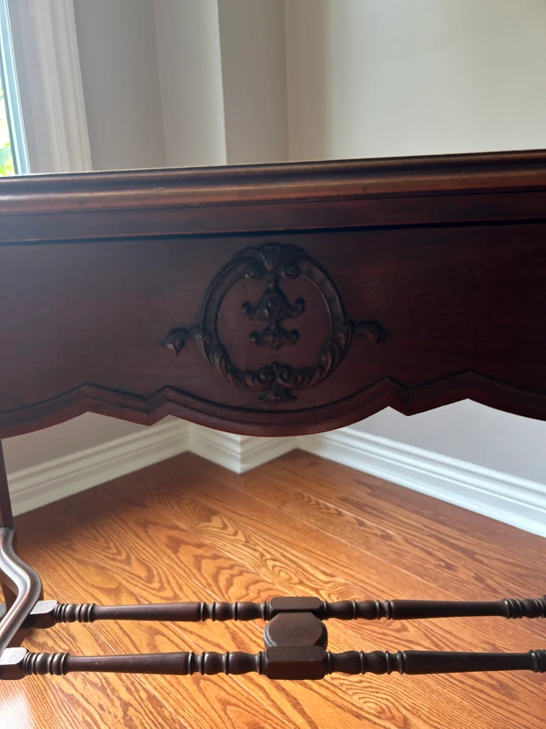 Antique Style Wooden Desk image indicator(2)