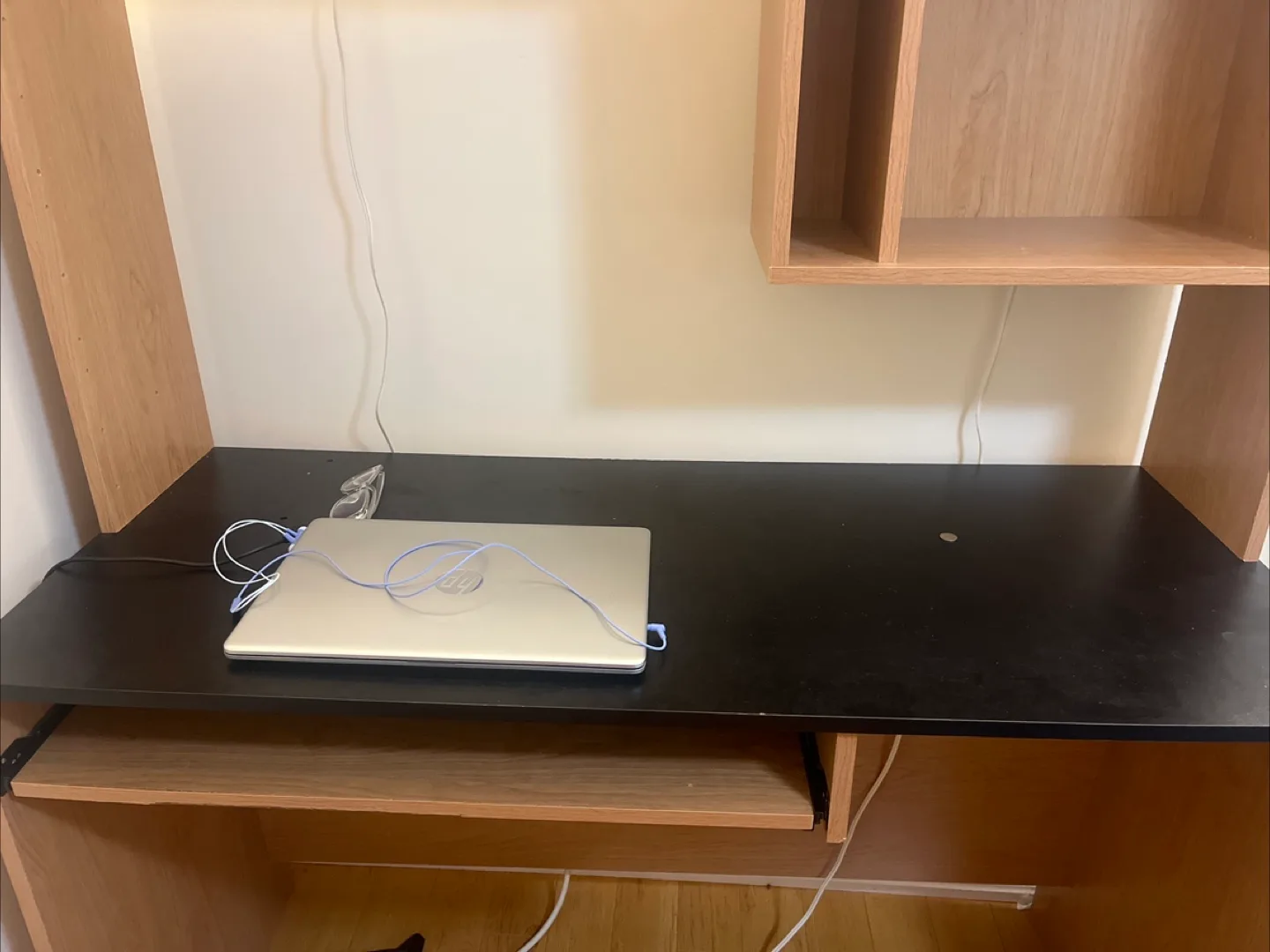 Work table with Hutch image indicator(2)