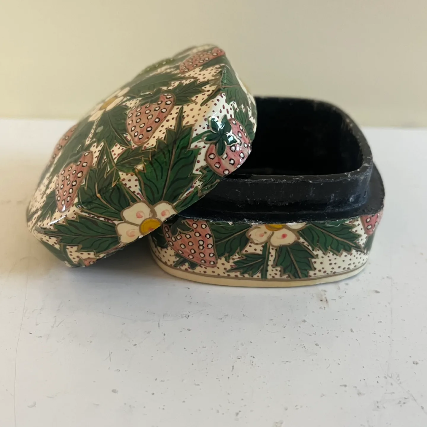 Kashmir Strawberry Paper Mache Box image indicator(2)