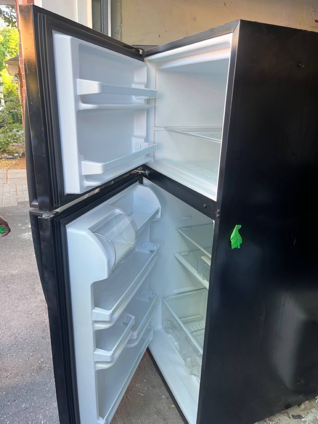 Whirlpool Black Top Freezer Refrigerator - photo 2