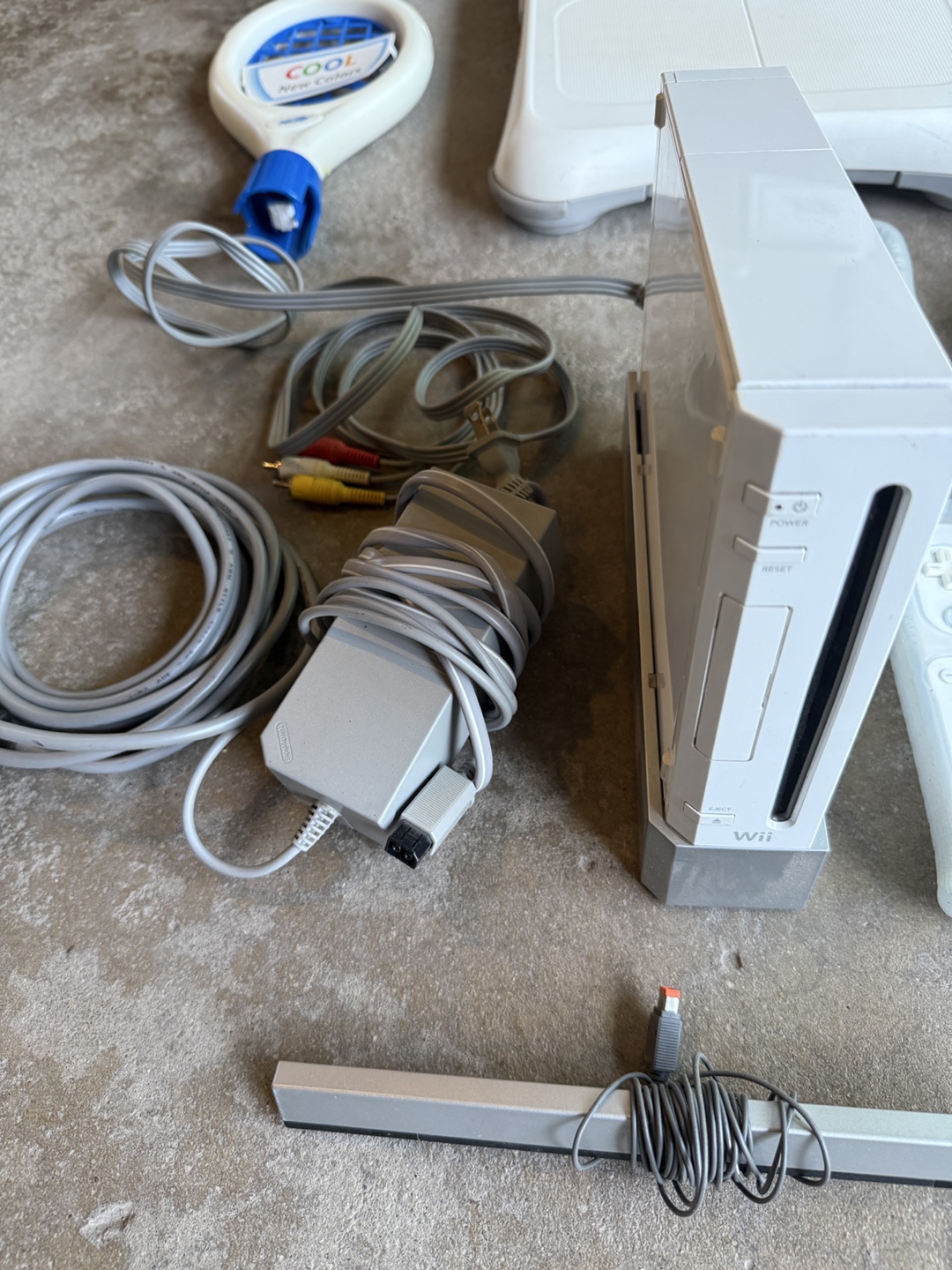 Wii Nintendo set heavily accessorised with disks. - photo 3