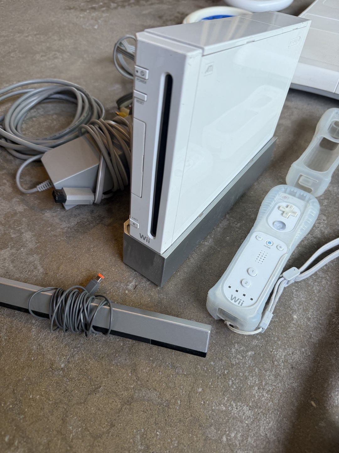 Wii Nintendo set heavily accessorised with disks. - photo 2