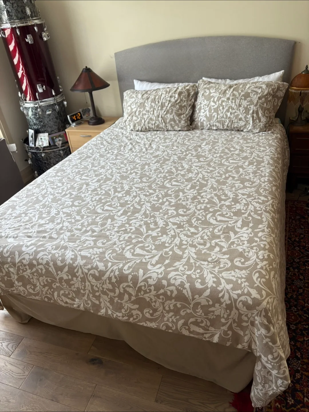 Queen bed frame, upholstered headboard image indicator(3)