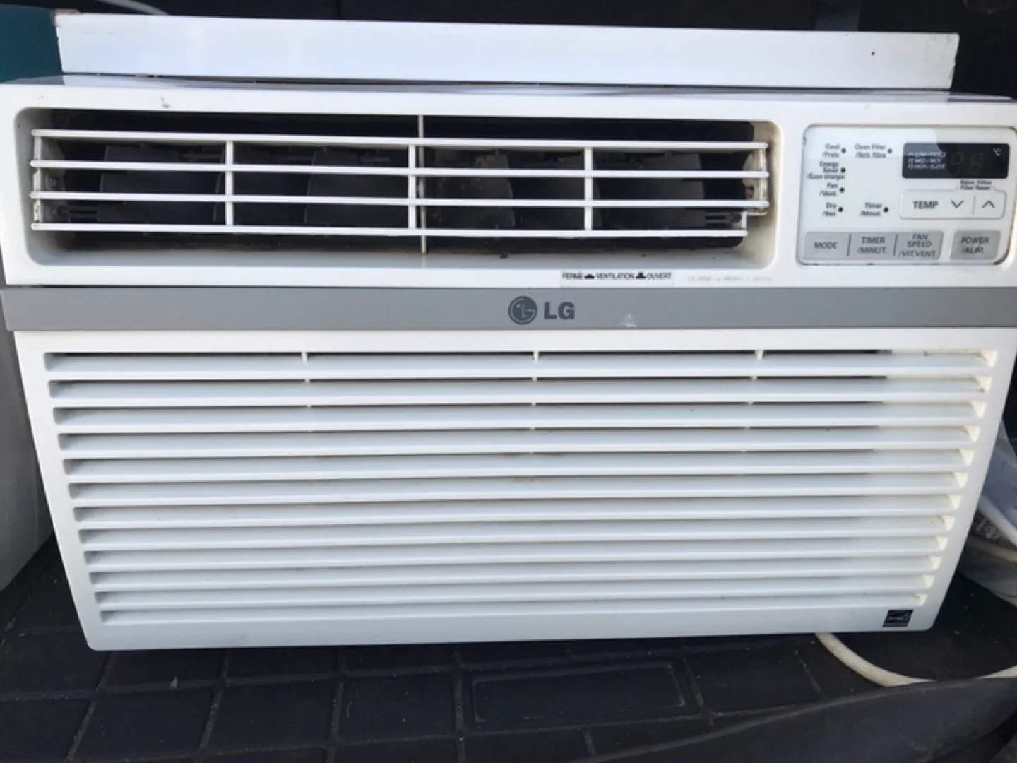 LIKE NEW 8000 btu  Air Conditioner thumbnail