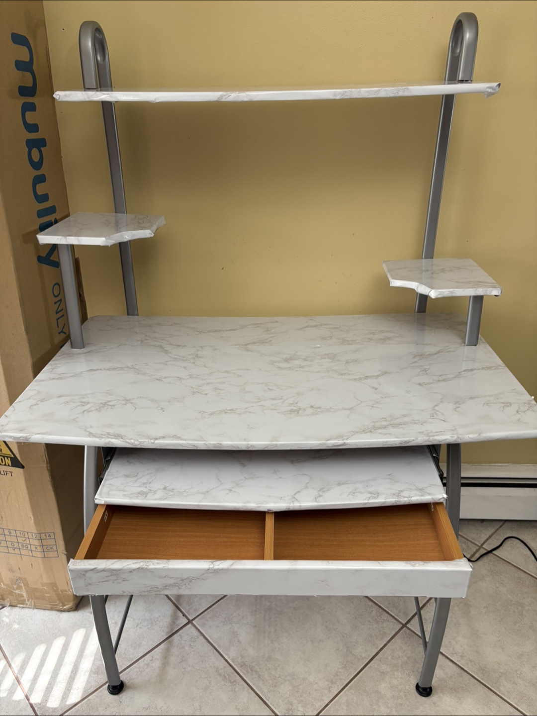 Desk - photo 2