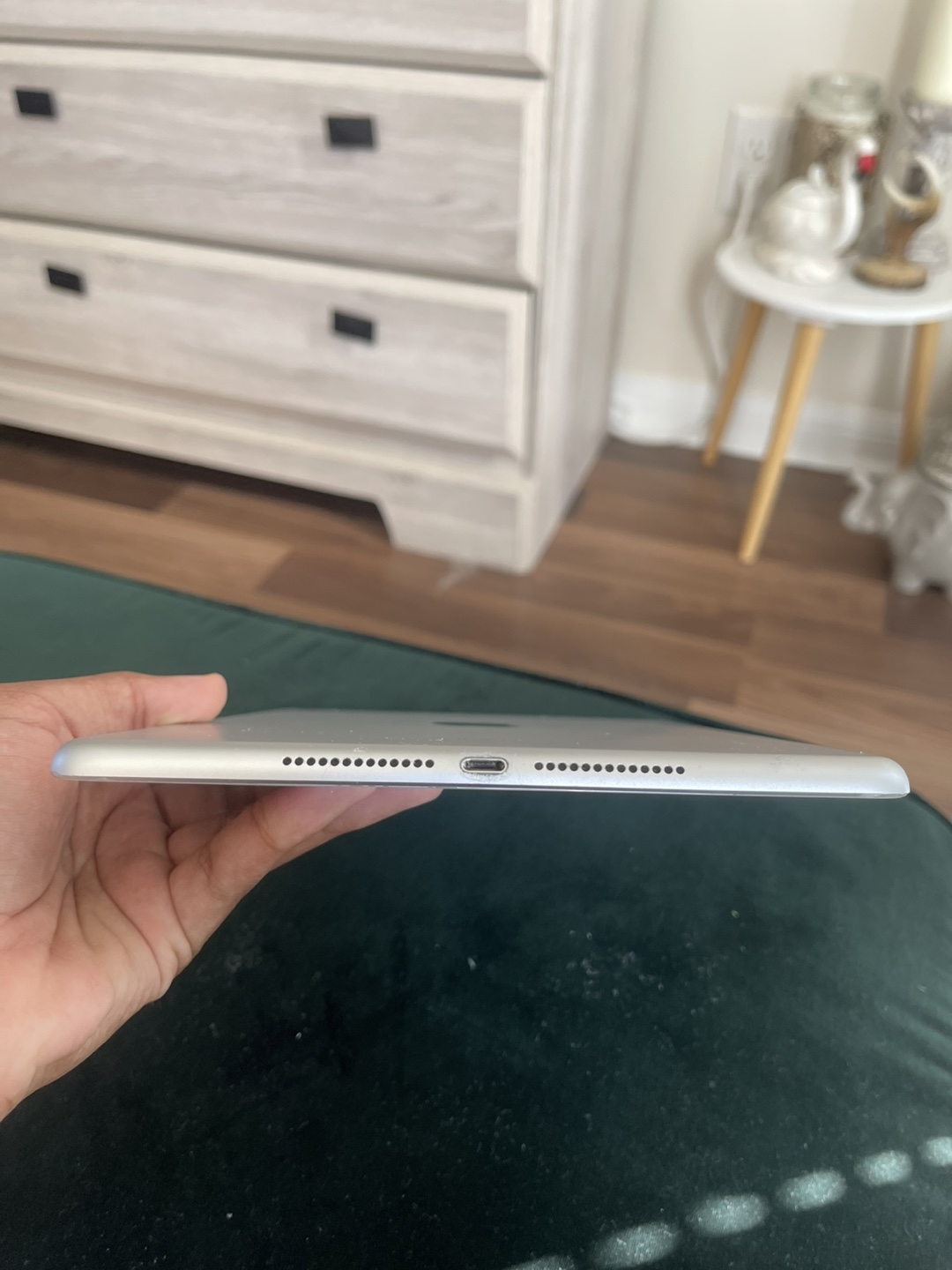 Apple iPad - Silver 6th Generation - photo 2