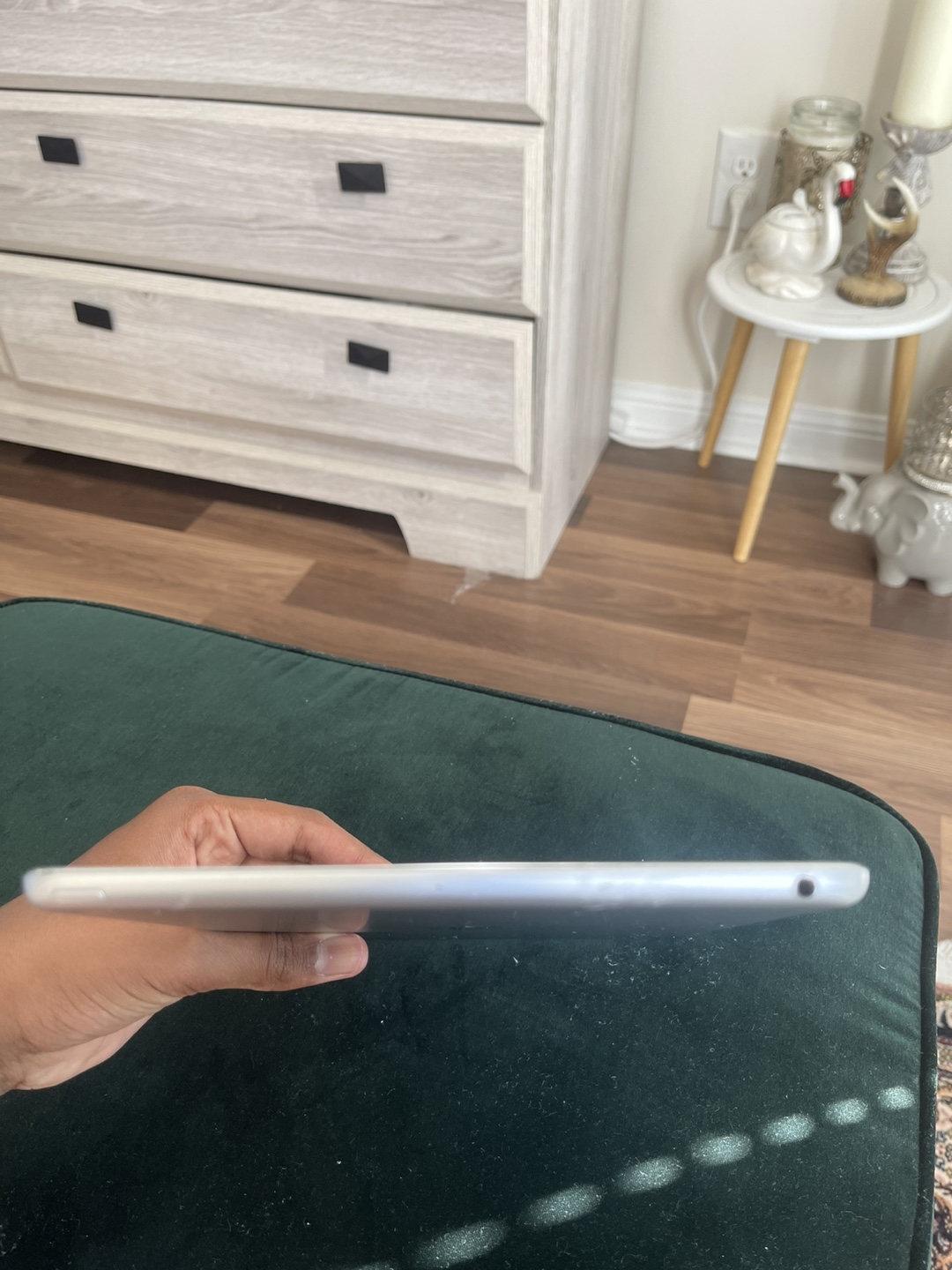 Apple iPad - Silver 6th Generation - photo 3