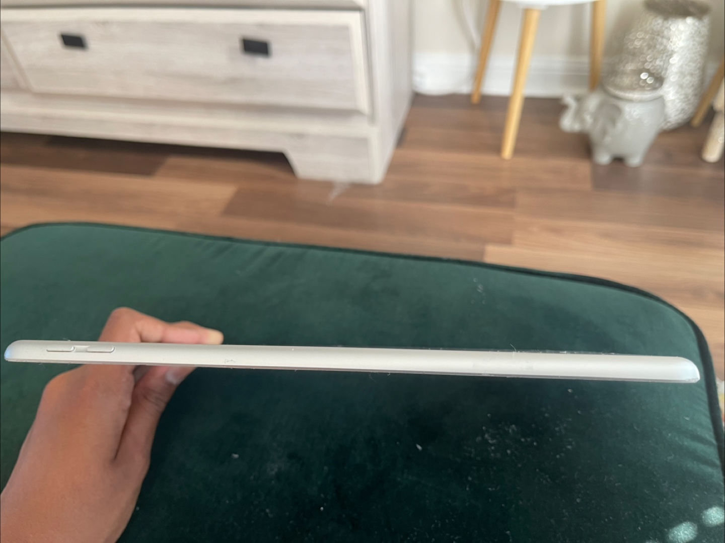 Apple iPad - Silver 6th Generation - photo 4