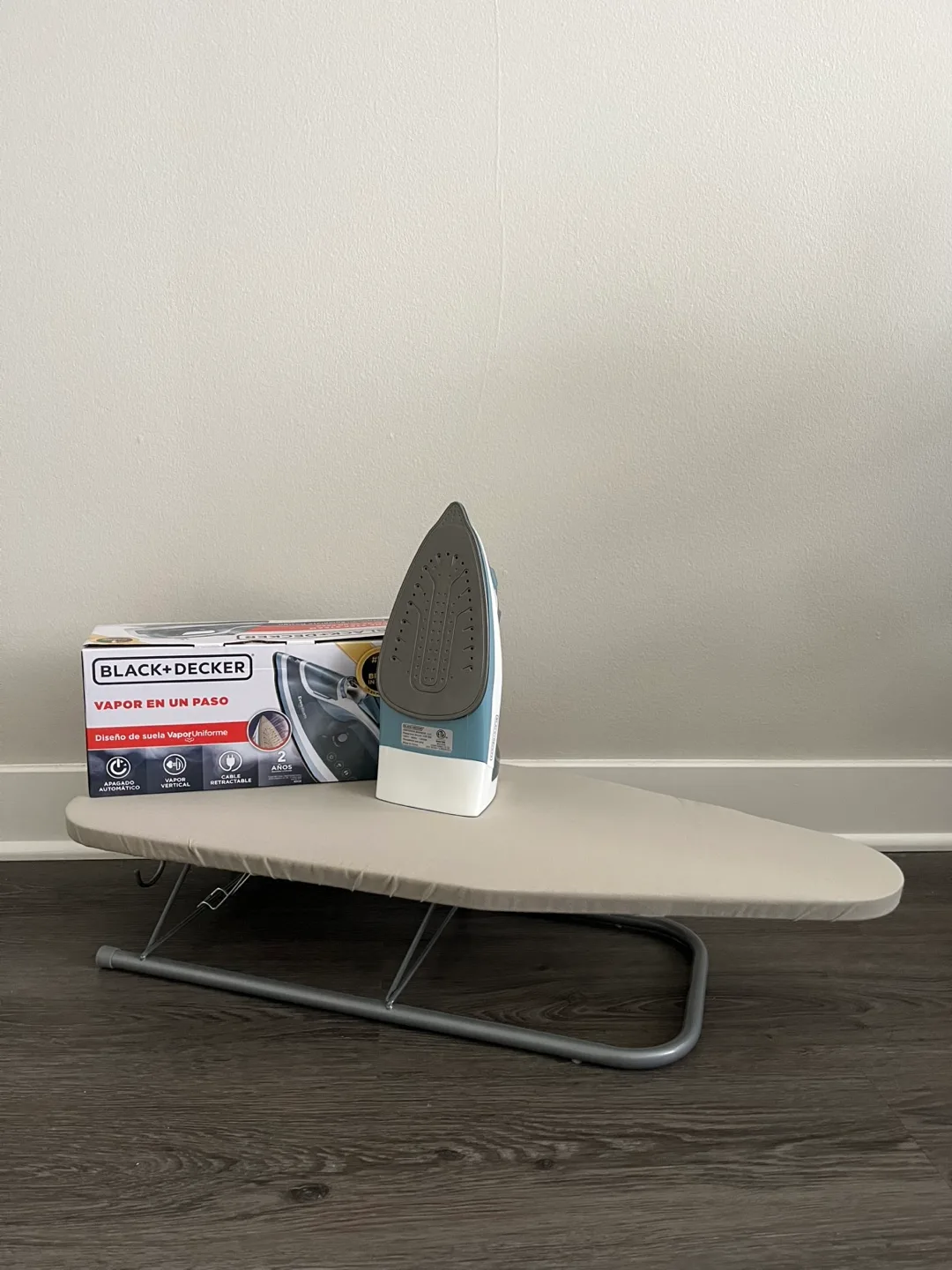 Black+Decker Iron with Ironing Board thumbnail
