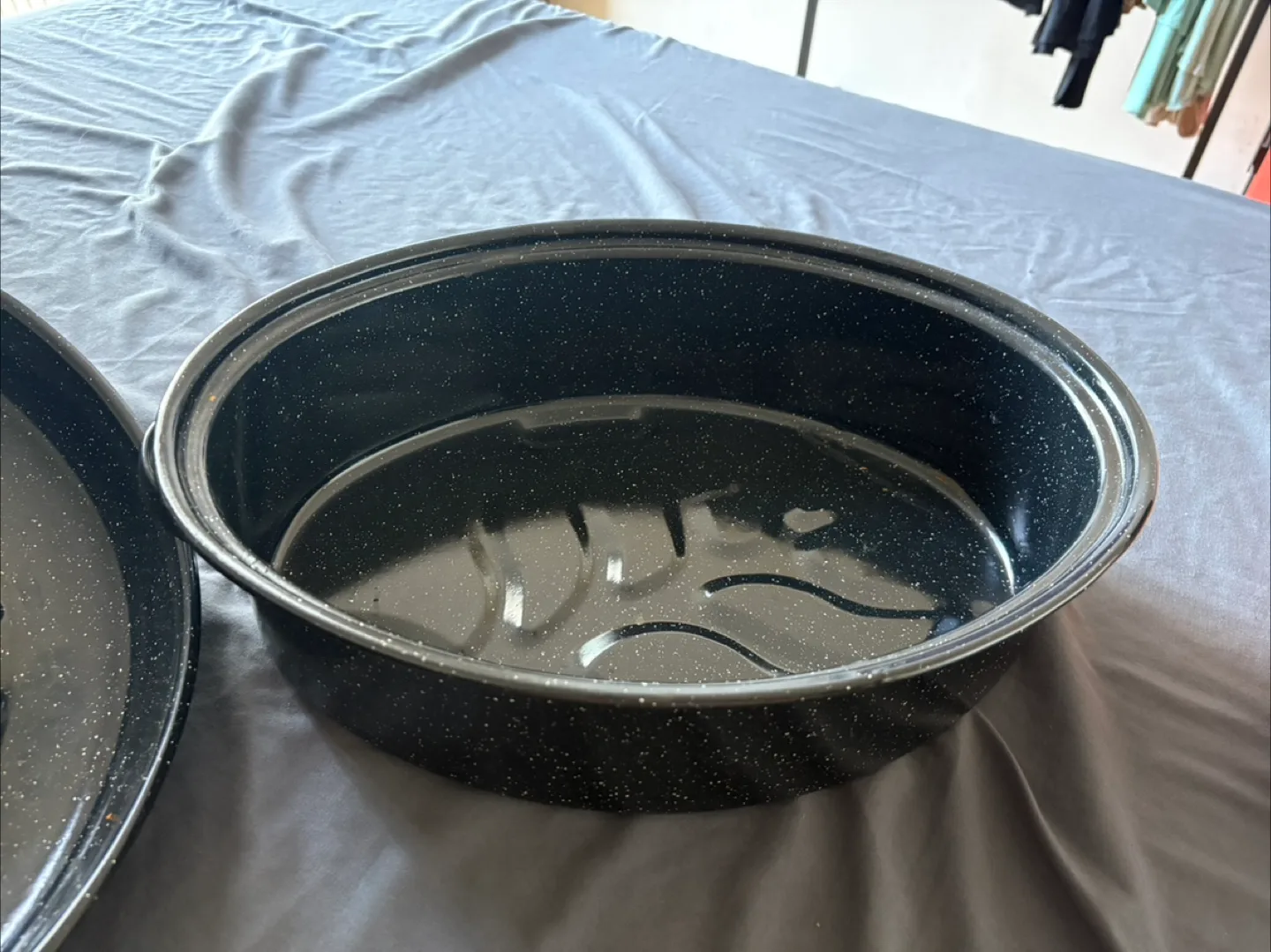 Roasting Pan with Lid, Black thumbnail