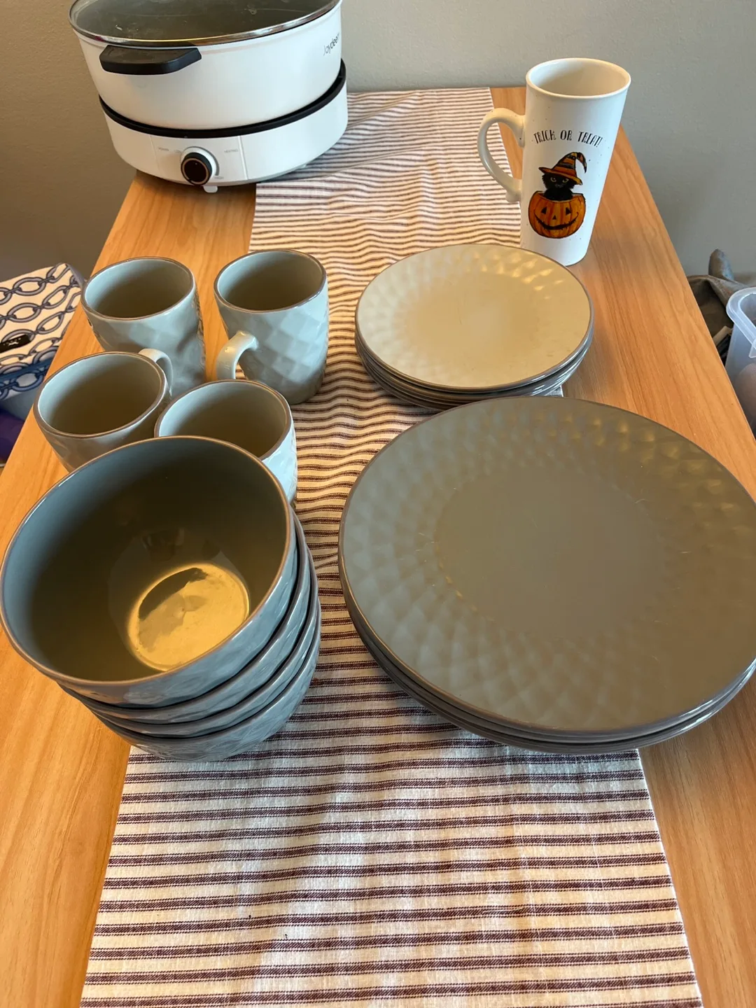 16-Piece Dinnerware Set - Plates, Bowls, Mugs thumbnail