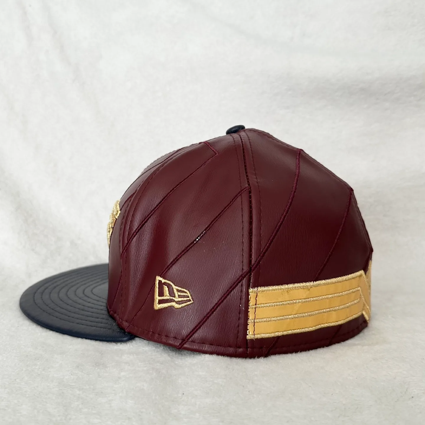 New Era Wonder Woman Collectable 59FIFTY Fitted Cap - Size 7 1/4 image indicator(4)