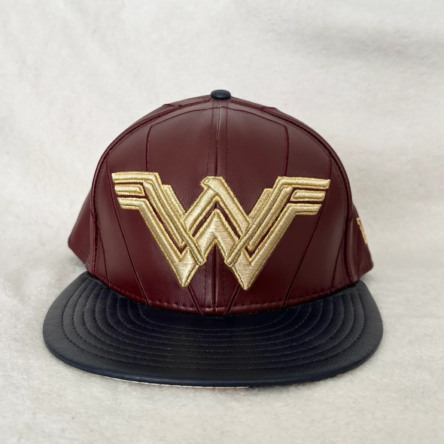 New Era Wonder Woman Collectable 59FIFTY Fitted Cap - Size 7 1/4 thumbnail