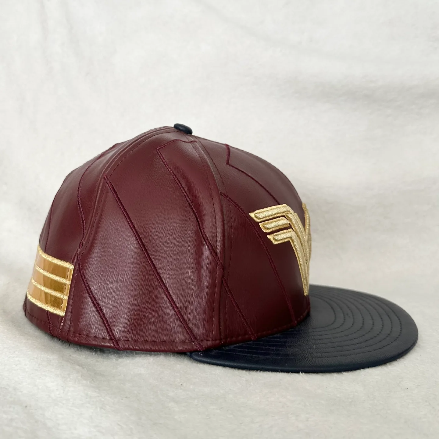 New Era Wonder Woman Collectable 59FIFTY Fitted Cap - Size 7 1/4 image indicator(2)