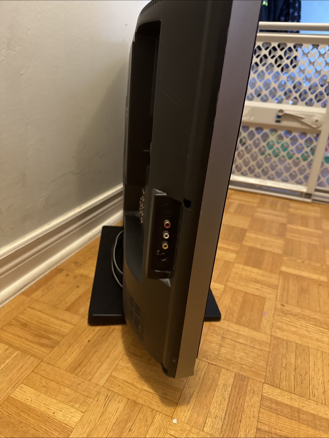 Magnavox LCD TV - photo 2