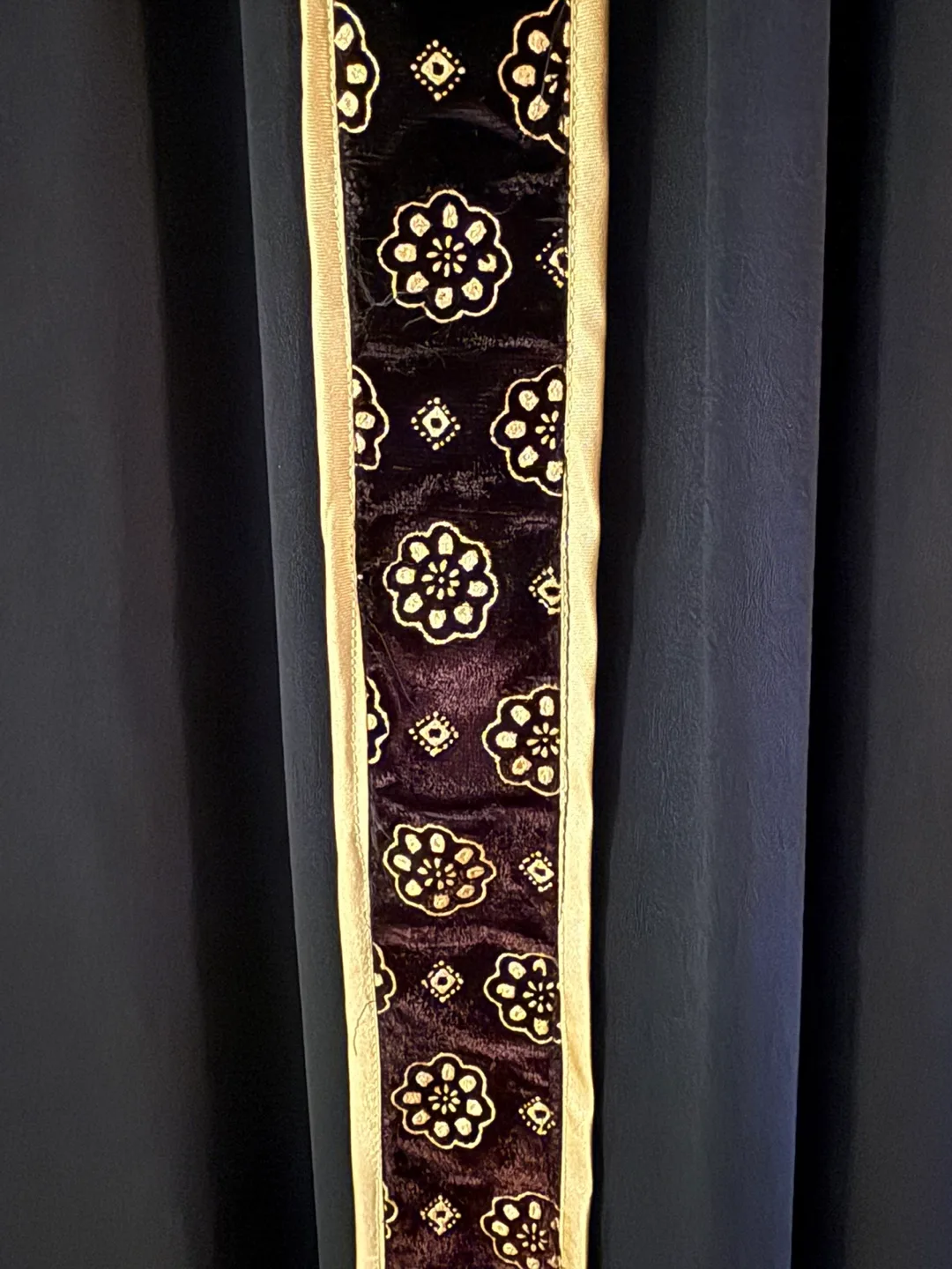 Black Abaya with Gold Trim 🇨🇦 image indicator(5)