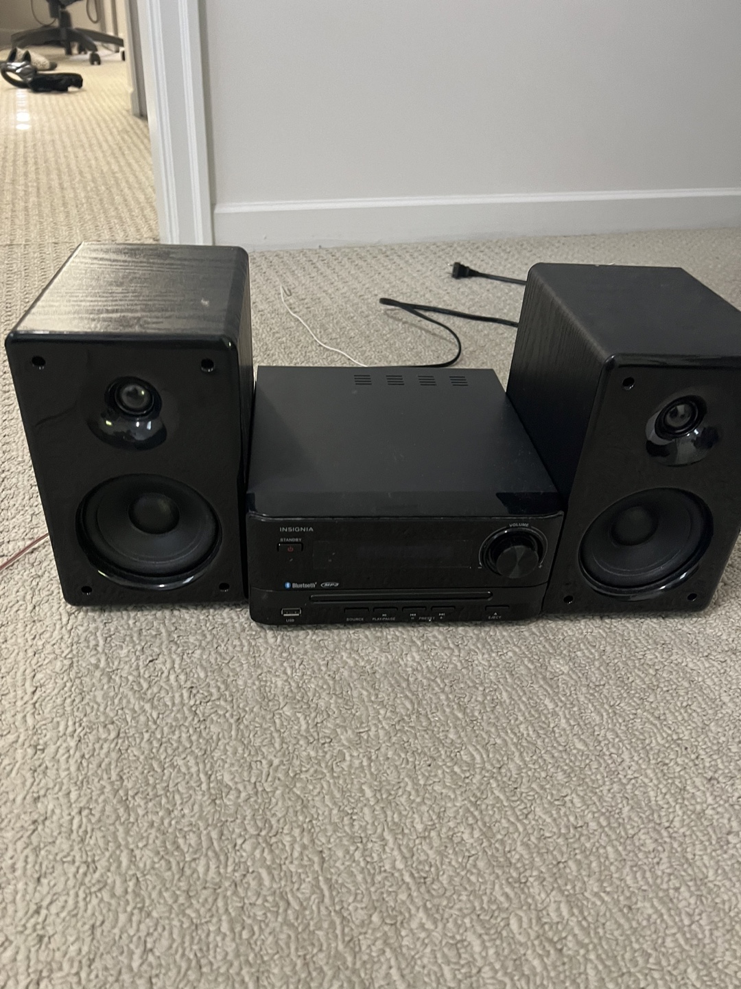 Insignia Stereo System with Speakers