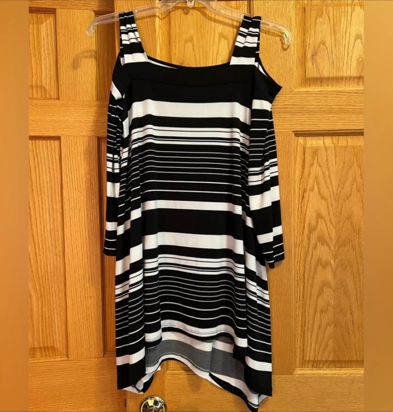 Chico’s off the shoulder black and white top. Size 1 = M/8 🥕 thumbnail