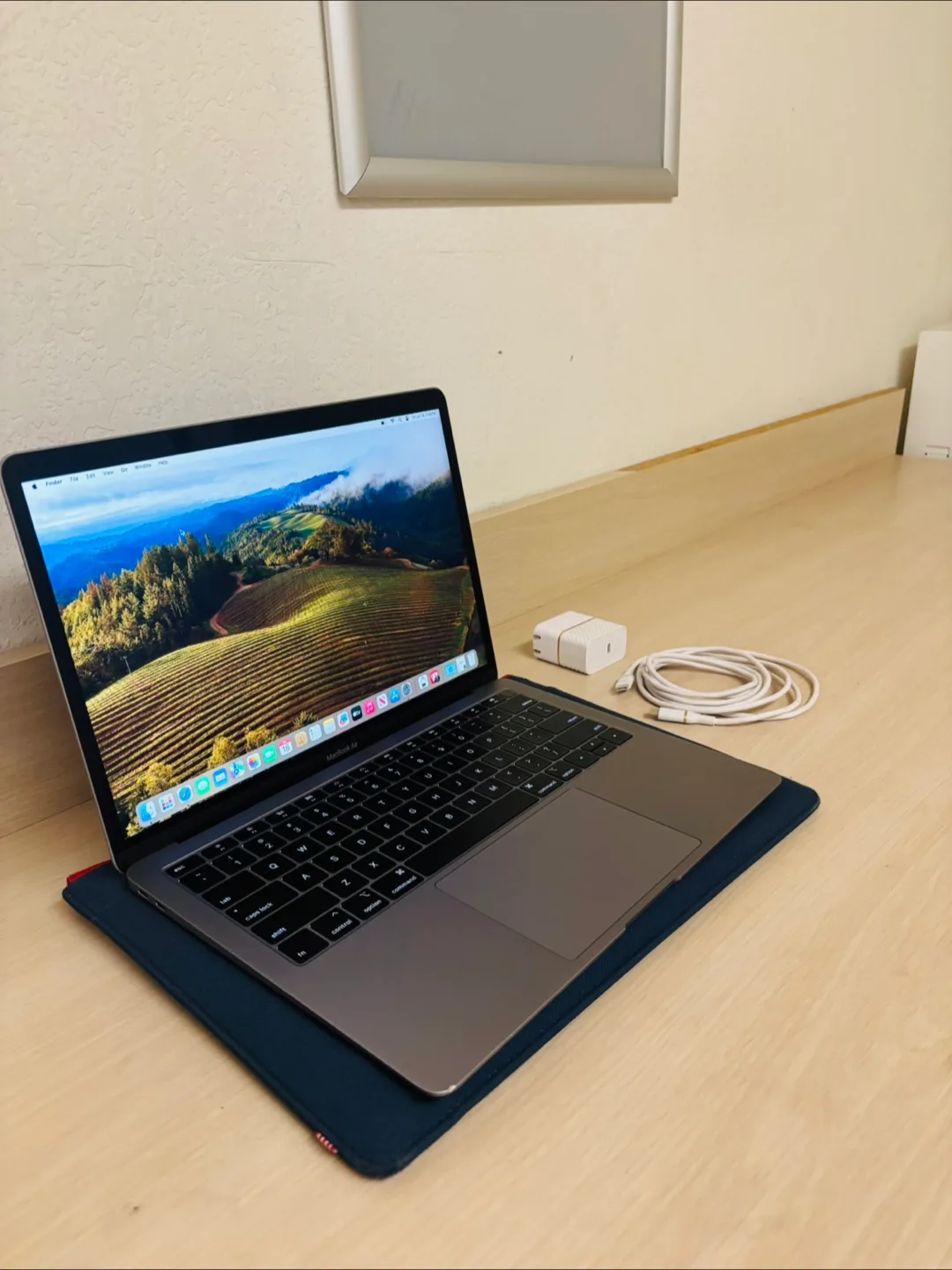 MacBook Air 13inch- 2018, 128GB in good condition thumbnail