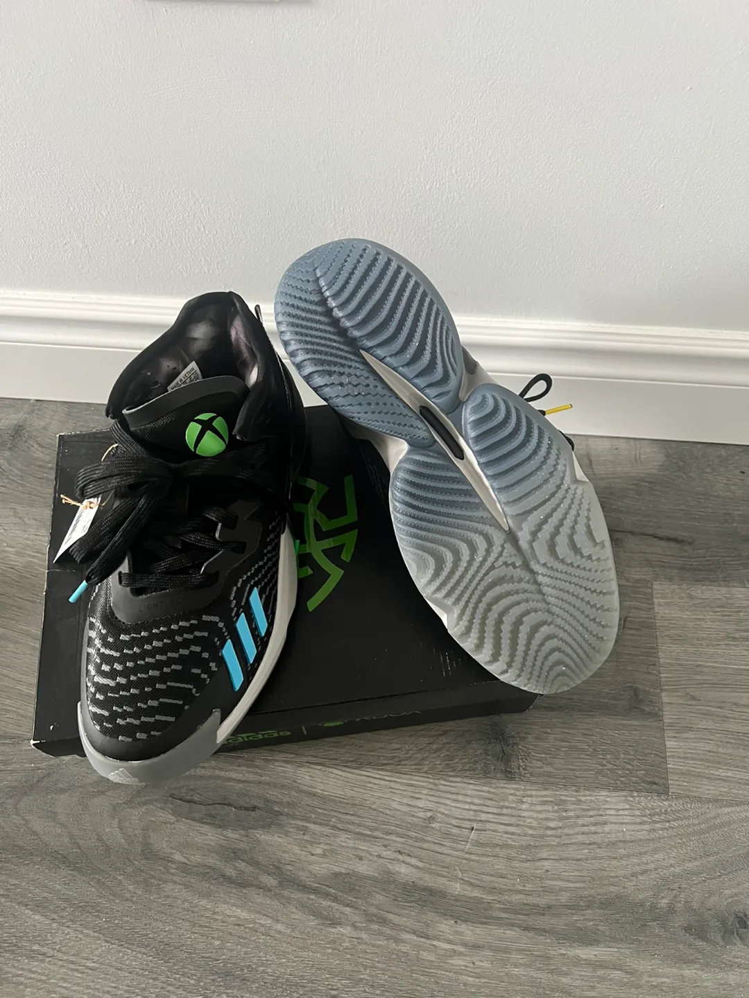 Adidas D.O.N. Issue 4 J Xbox Shoes US 6.5 thumbnail