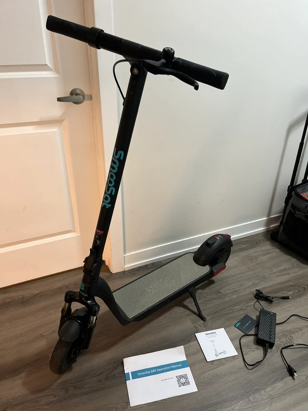 SmooSat E Scooter - Great Condition! thumbnail
