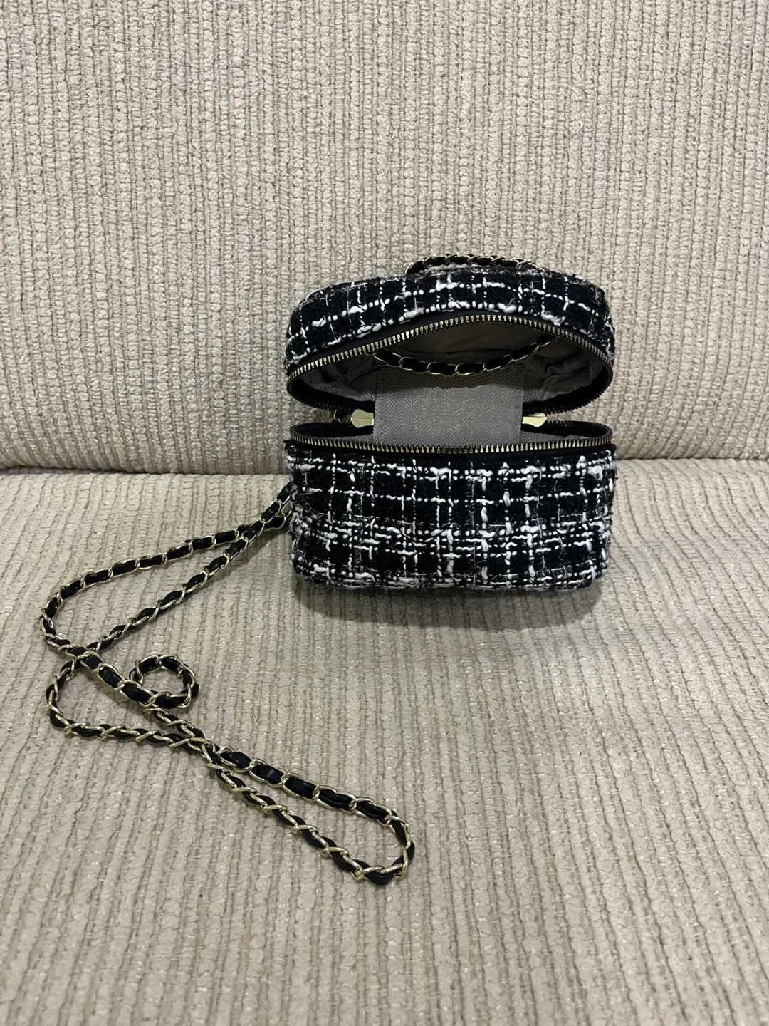 Black & White Tweed Vanity Bag image indicator(3)