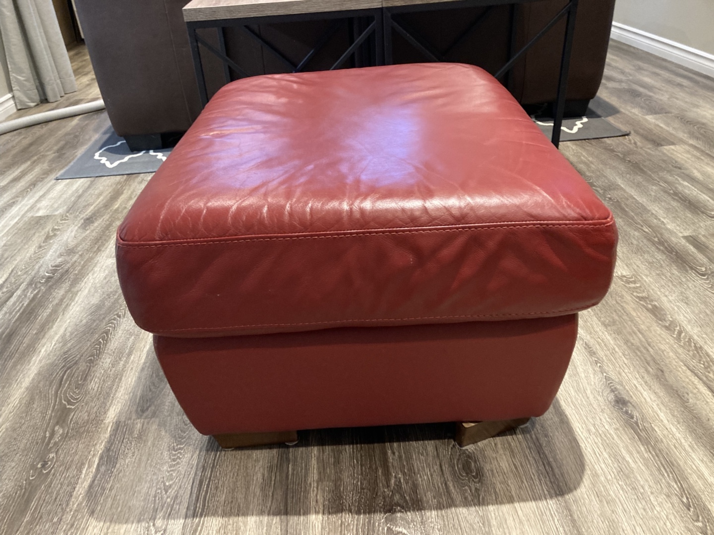 Red leather ottoman. Stouffville pickup - photo 4