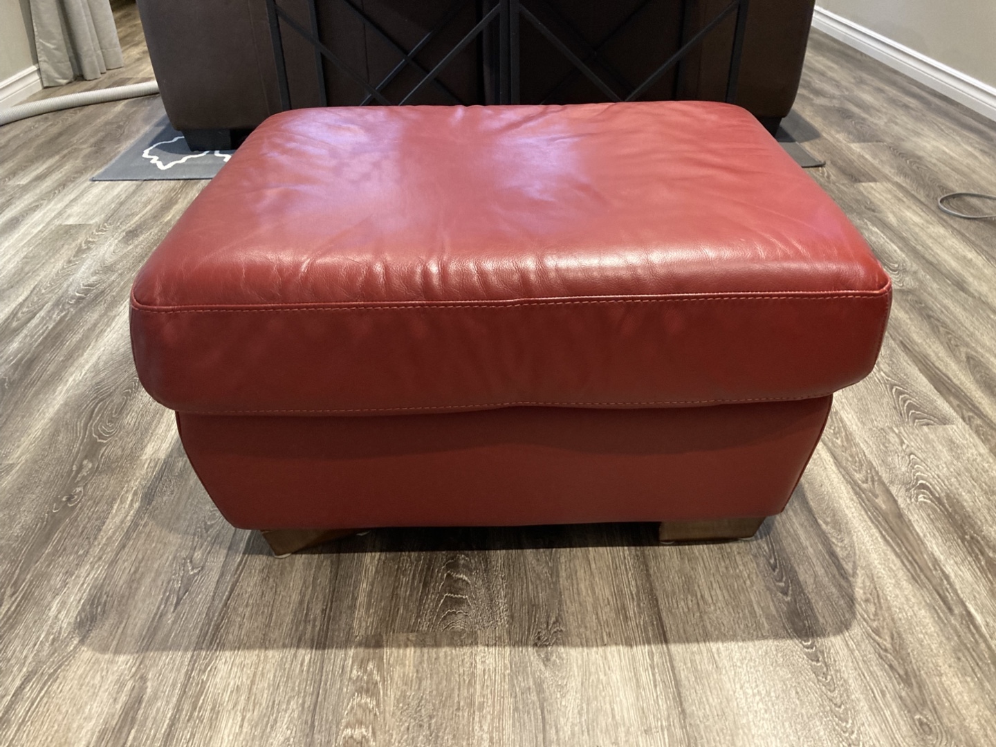 Red leather ottoman. Stouffville pickup - photo 2