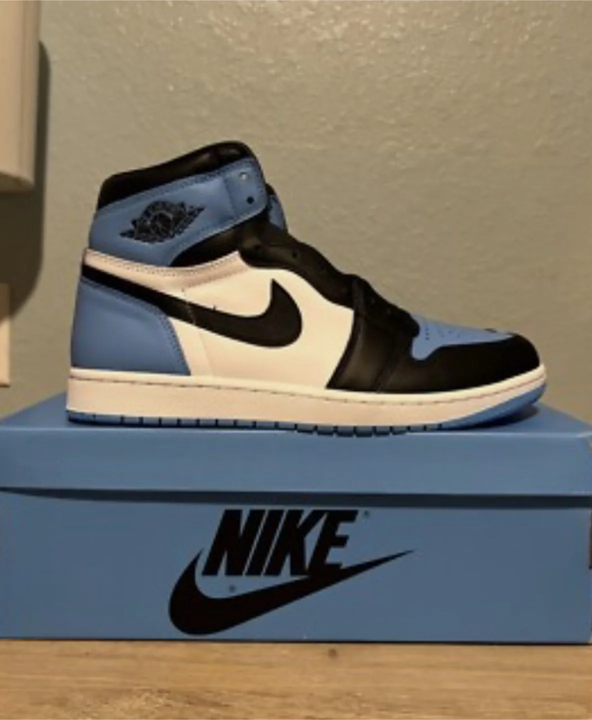 Nike Air Jordan 1 Retro High University Blue thumbnail
