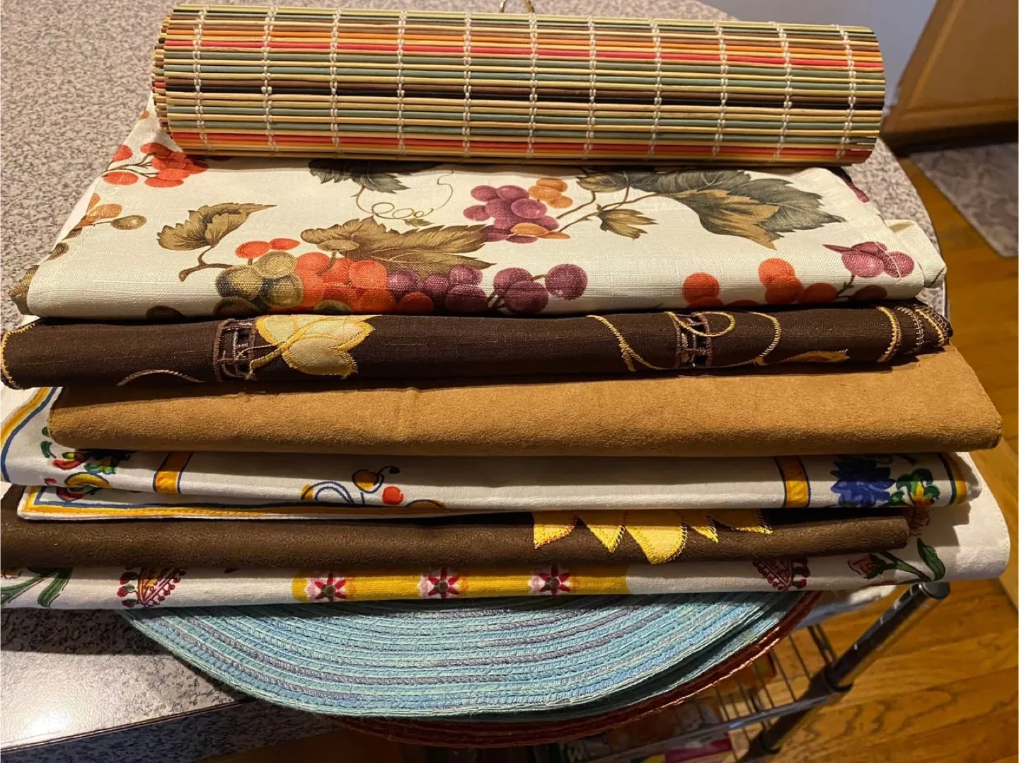 Vintage Assorted Table runners & Placemats thumbnail
