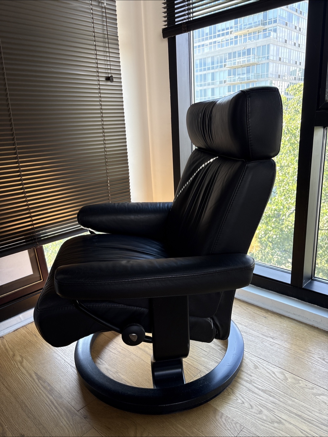 Black Leather Recliner Chair - photo 4