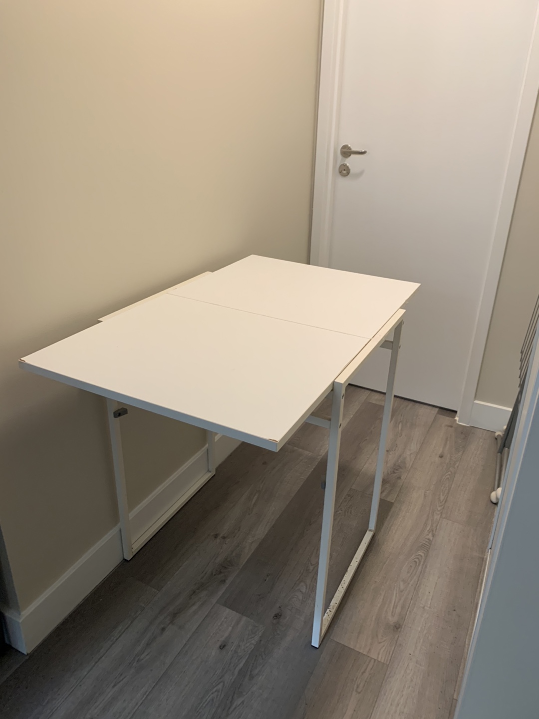 White folding table