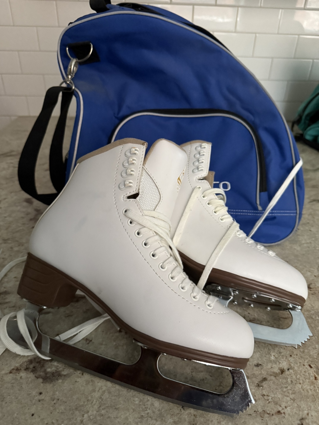 Women's size 9 ice skates and Ice Skate Bag -