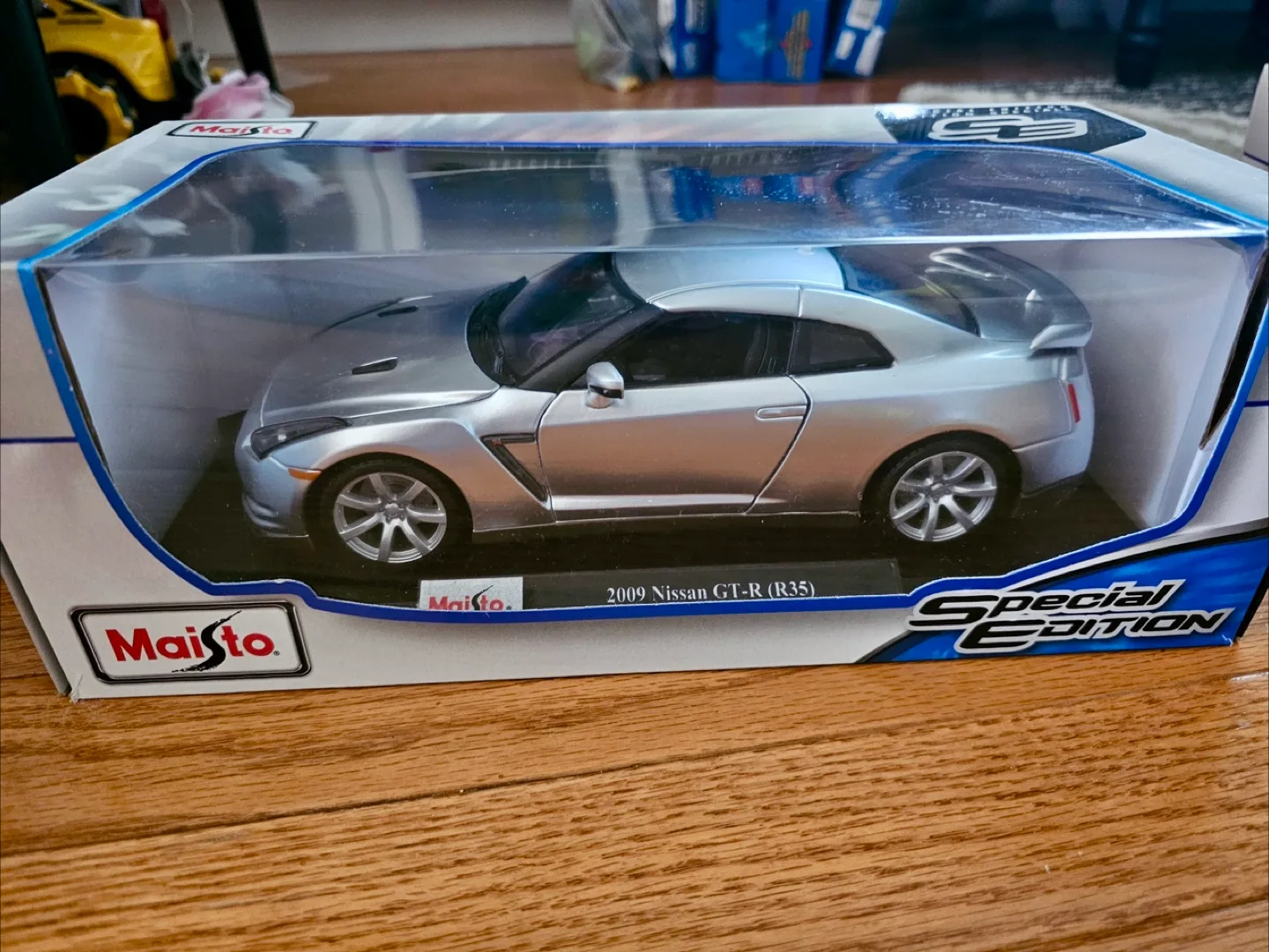 Maisto 2009 Nissan GT-R (R35) 1:18 Scale thumbnail