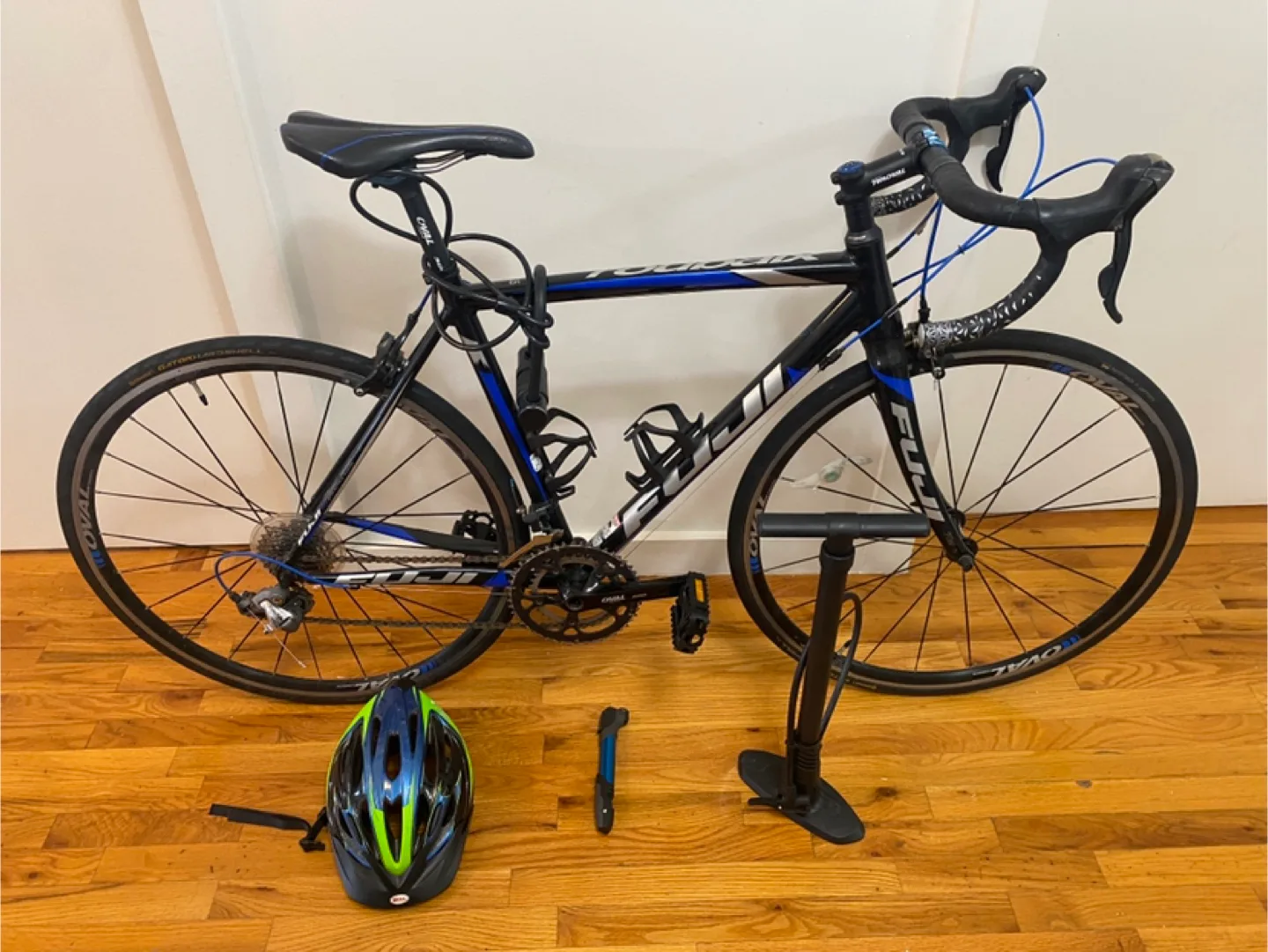 Fuji Roubaix Road Bike with Accessories thumbnail