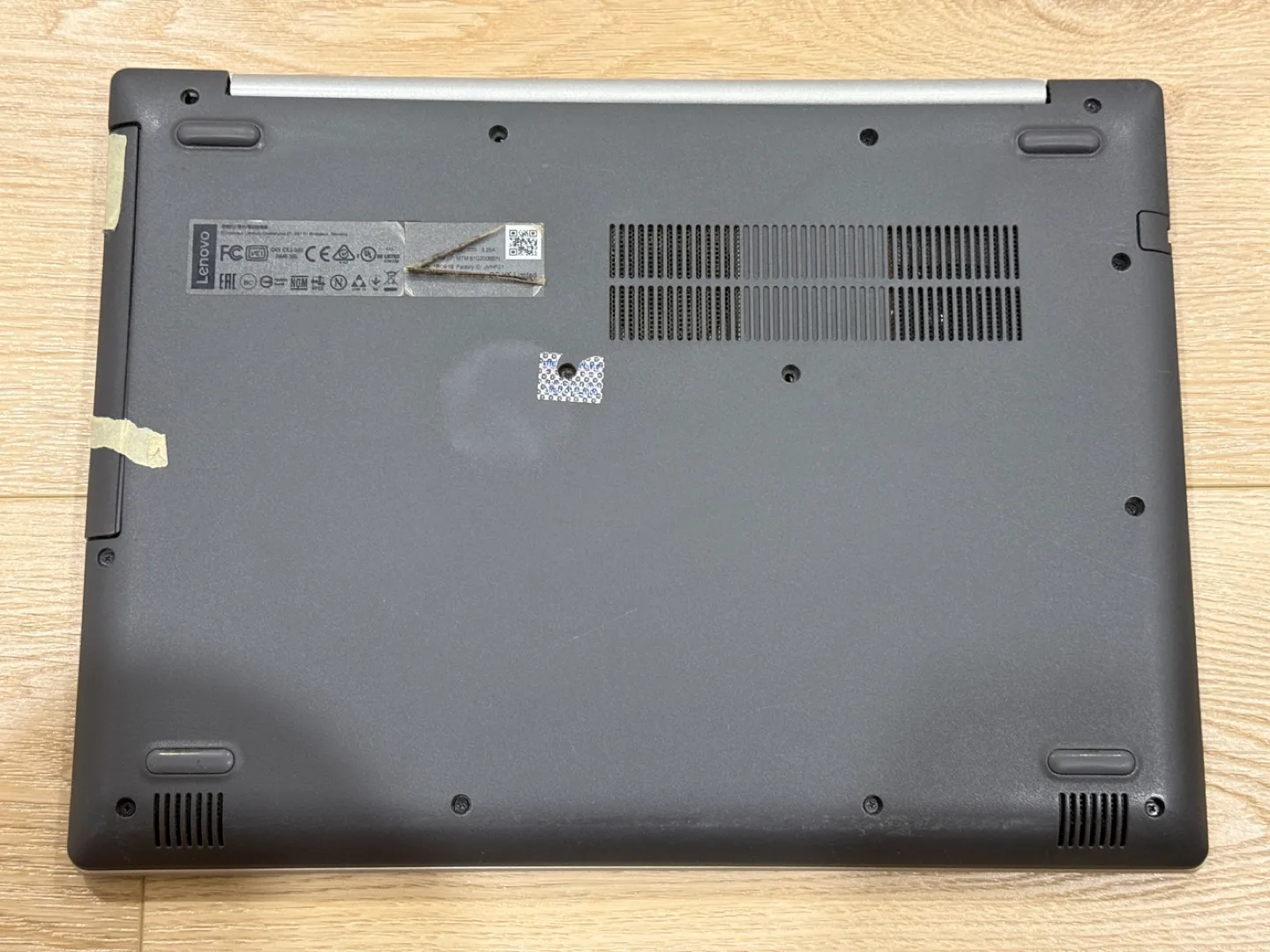 Lenovo IdeaPad 330-14IKB  12 GB RAM, 256 GB SSD + 1 TB HDD image indicator(10)