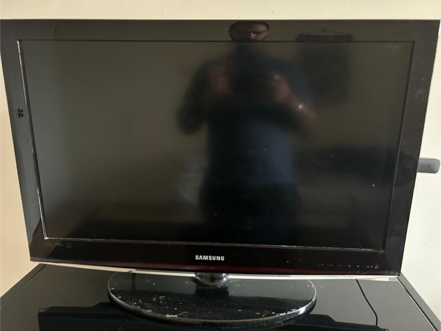 Samsung LN32C450 32" LCD TV with table - photo 2