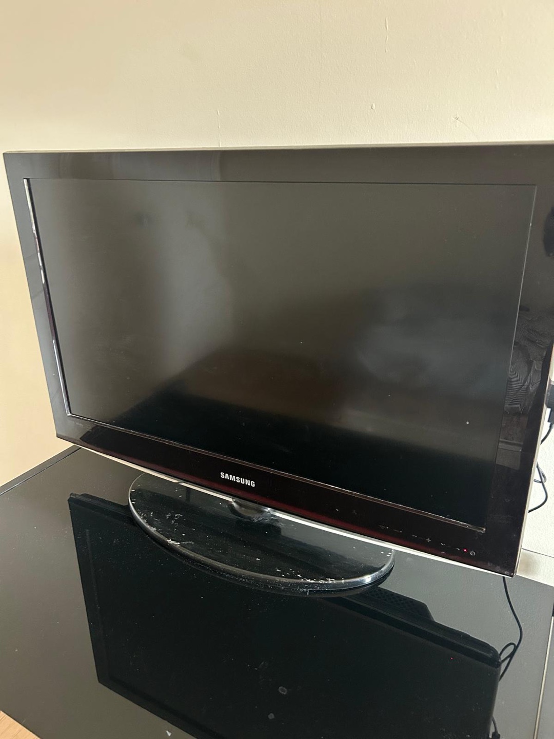 Samsung LN32C450 32" LCD TV with table