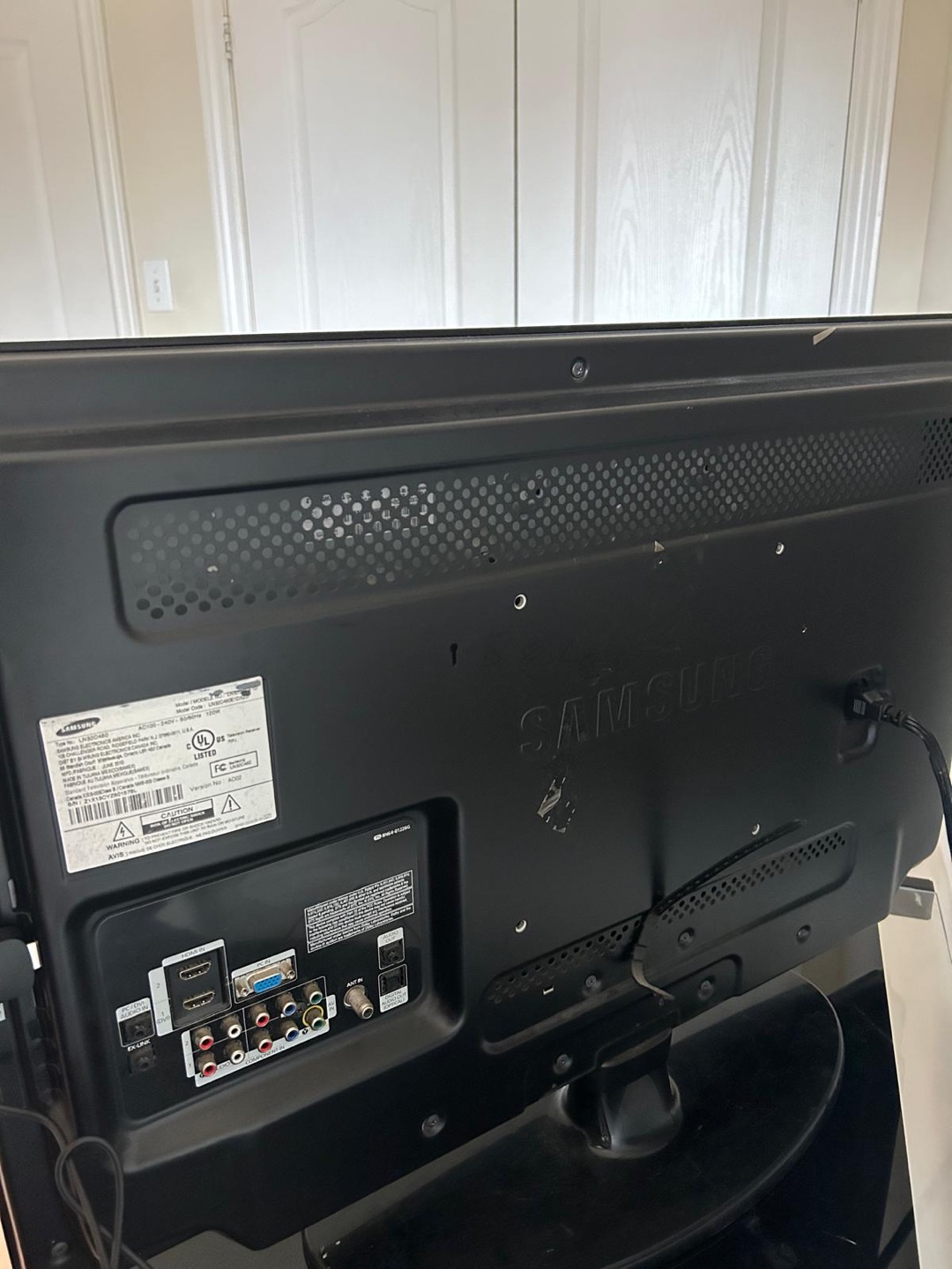 Samsung LN32C450 32" LCD TV with table - photo 4