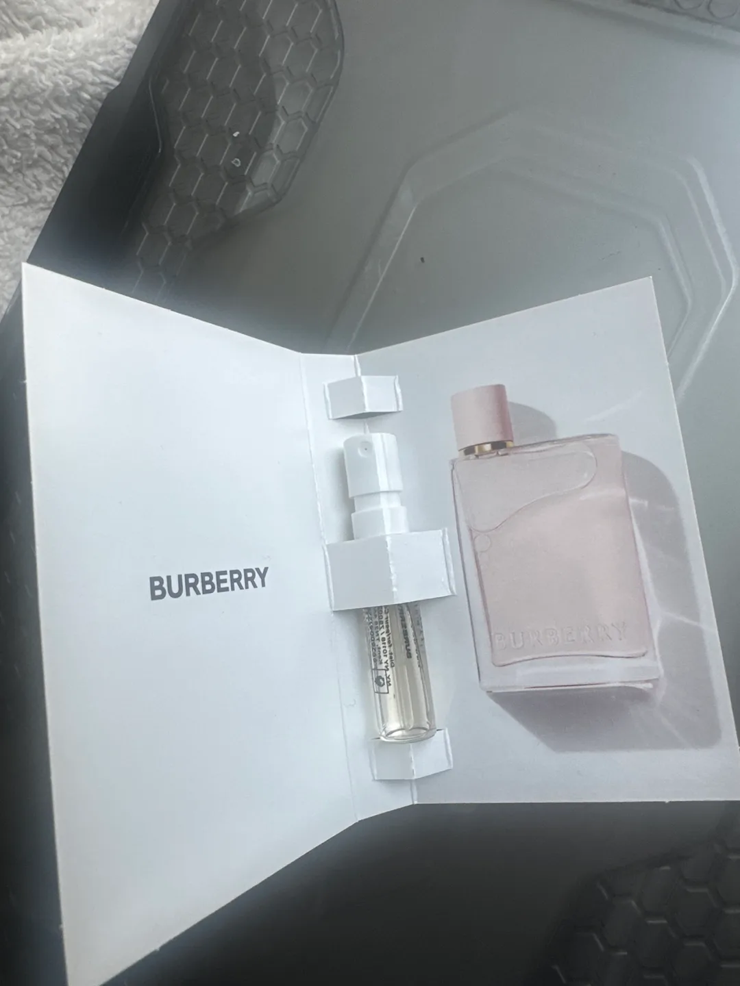 Burberry Her Eau de Parfum Sample thumbnail