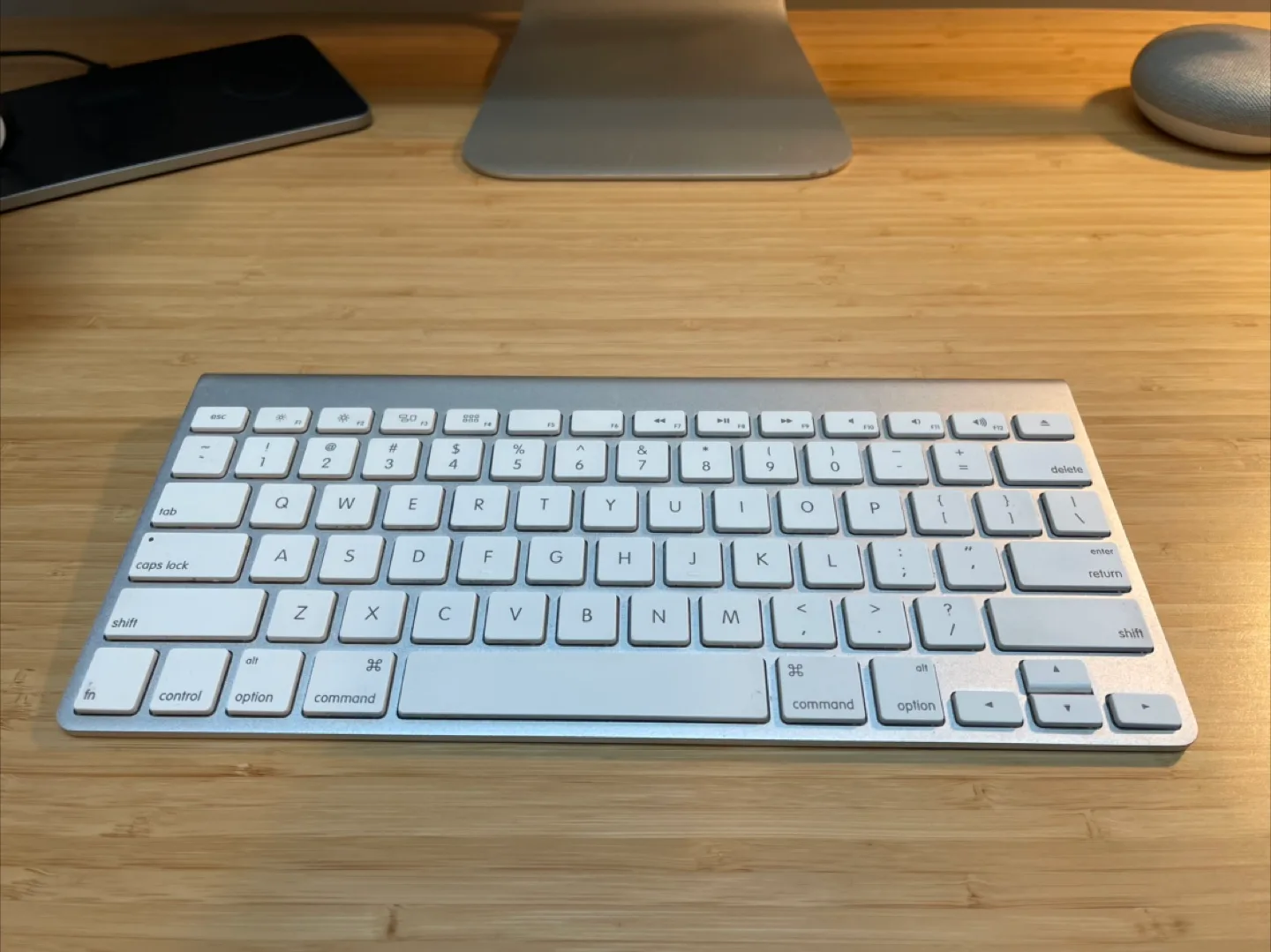 Apple Thunderbolt Display 27" + Apple Wireless Keyboard image indicator(2)